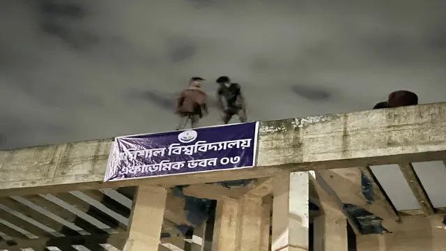 নির্মাণাধীন নভোথিয়েটার ও বিটেক ভবনে বরিশাল বিশ্ববিদ্যালয়ের ব্যানার টাঙিয়ে দিয়েছে শিক্ষার্থীরা।