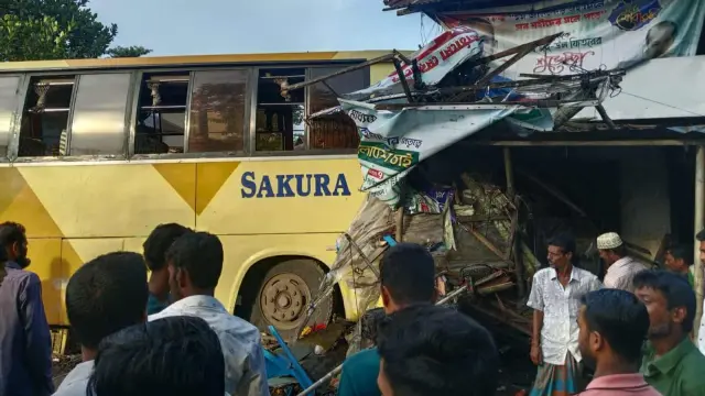 নিয়ন্ত্রণ হারিয়ে বিএনপি’র  ক্লাবে ঢুকে পড়লো বাস
