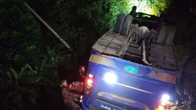নিয়ন্ত্রণ হারিয়ে খাদে বাস