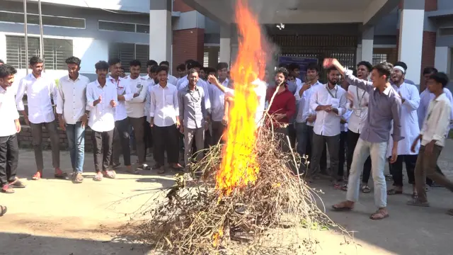 নিয়োগবিধি সংশোধন ও নিয়োগ বিজ্ঞপ্তি বাতিলের দাবিতে গোপালগঞ্জে আগুন জ্বালিয়ে শিক্ষার্থীদের বিক্ষোভ