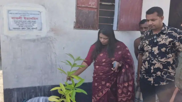 নলছিটিতে আশ্রয়ন প্রকল্পে ফলজ ও ফুলের বৃক্ষরোপণ