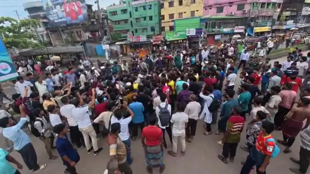 নথুল্লাবাদে ছাত্র-জনতা ও বাসশ্রমিকদের সংঘর্ষ, ভোগান্তিতে দূরপাল্লার যাত্রীরা