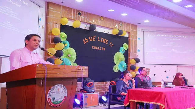 ‘নতুন তারা উজ্জ্বল নক্ষত্র’ শিরোনামে ইংরেজি বিভাগের নবীনবরণ অনুষ্ঠিত