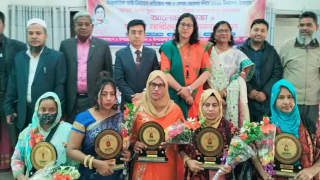 অদম্য নারীরা পেল সম্মাননা