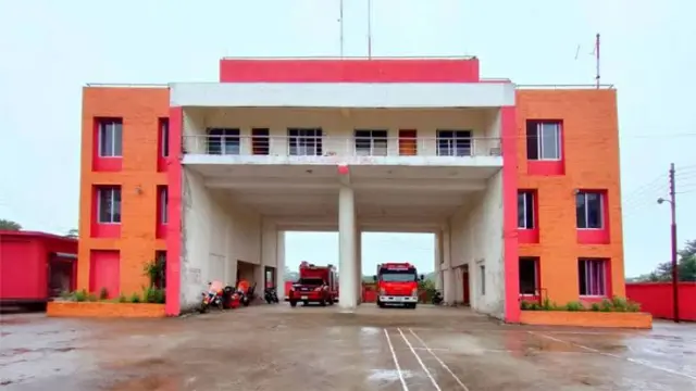 অগ্নিকাণ্ডের ঝুঁকি এড়াতে    দুমকিতে ফায়ার সার্ভিস স্টেশন স্থাপনের দাবি!