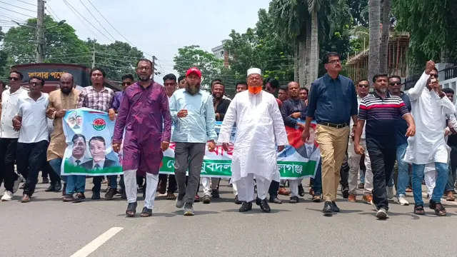 অপপ্রচার ও শিষ্টাচার বর্হিভূত রাজনীতির বিরুদ্ধে প্রতিবাদ মিছিল ও সমাবেশ করেছে গোপালগঞ্জ জেলা যুবদল