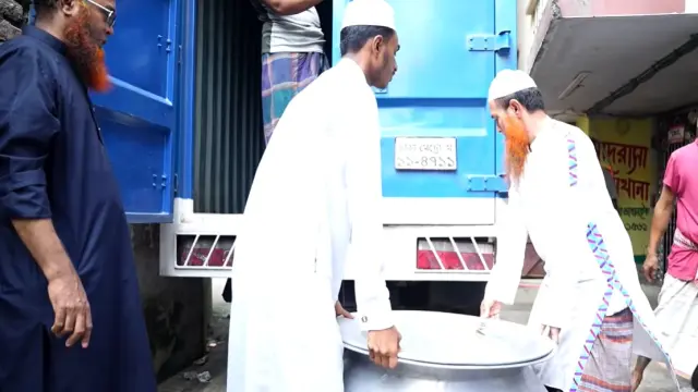 অসহায়দের জন্য নিয়মিত খাবার বিতরণ, নীরবে কাজ করছে এবিজি ফাউন্ডেশন