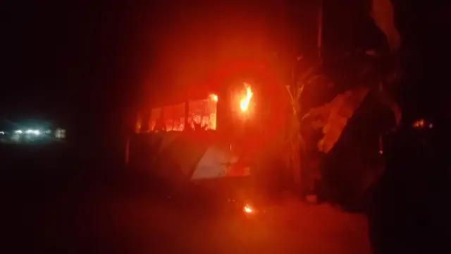 পাকিং করে যাত্রীবাহী বাসে রহস্যজনকভাবে আগুন