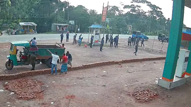 পাম্পের সামনে থেকে বাঁশ-বালু-ইট অপসারণ