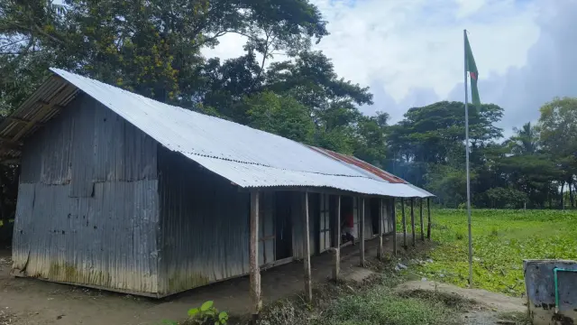 পানির মধ্যেই ক্লাস চলছে প্রাথমিক বিদ্যালয়ে।  ৩৫ বছরেও মেলেনি পাকা ভবন