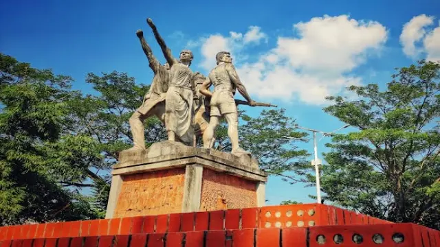পাথরে খোদাই করা প্রতিবাদ: খুলনা বিশ্ববিদ্যালয়ে দাঁড়িয়ে থাকা মুক্তিযুদ্ধের ভাষা ‘অদম্য বাংলা