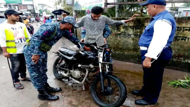 পাথরঘাটায় নৌবাহিনী ও ট্রাফিক পুলিশের যৌথ চেকপোস্ট অভিযান