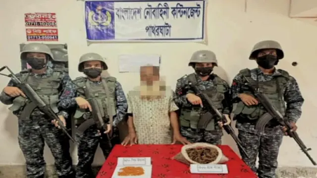 পাথরঘাটায় নৌবাহিনীর অভিযানে ইয়াবা ও গাঁজাসহ আটক ১