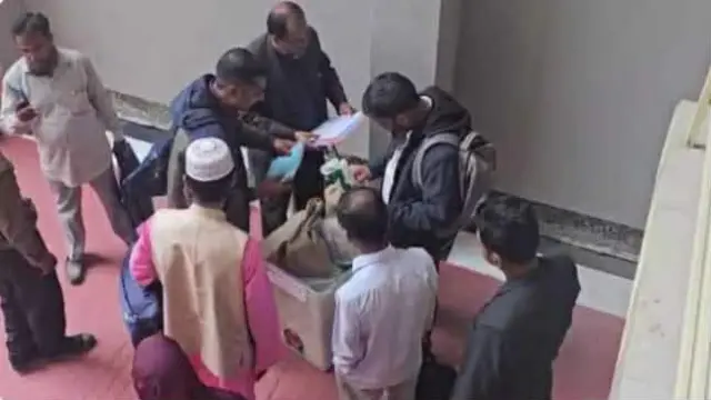 পটুয়াখালী-৩  ‎গলাচিপায় নির্বাচন ও গণভোটের ভোট কেন্দ্রের ব্যালট বাক্সসহ বিভিন্ন সরঞ্জামাদি বিতরণ