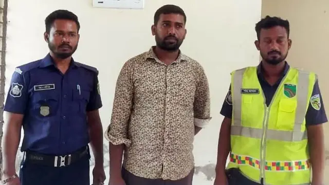 পুলিশ পরিচয় দিয়ে  আটক পিকআপ  চালক
