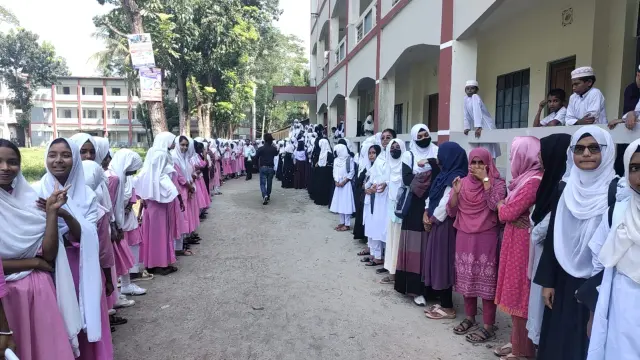 পুলিশি হামলার প্রতিবাদে বাবুগঞ্জে শিক্ষকদের কর্মবিরতি