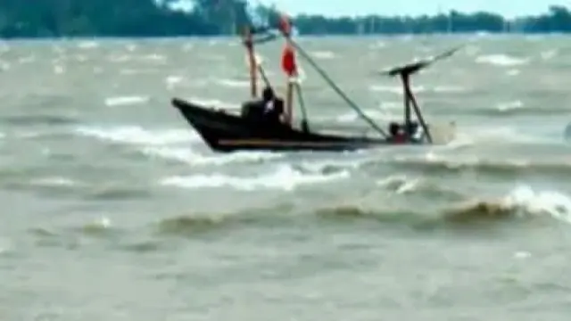 রাঙ্গাবালীর চরমোন্তাজে আকস্মিক ঝড়ে ট্রলার ডুবি