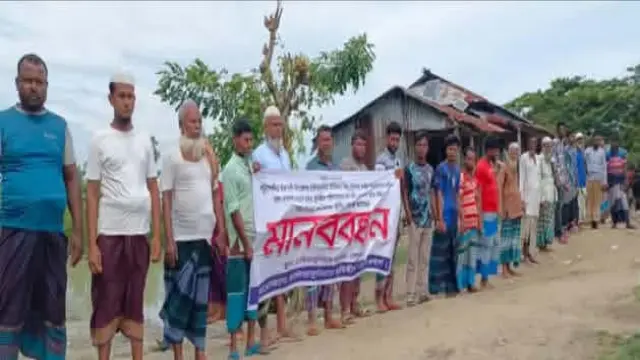রাঙ্গাবালীতে খাসজমি দখলের প্রতিবাদে ভূমিহীনদের মানববন্ধন, বাধা দেওয়ার অভিযোগ