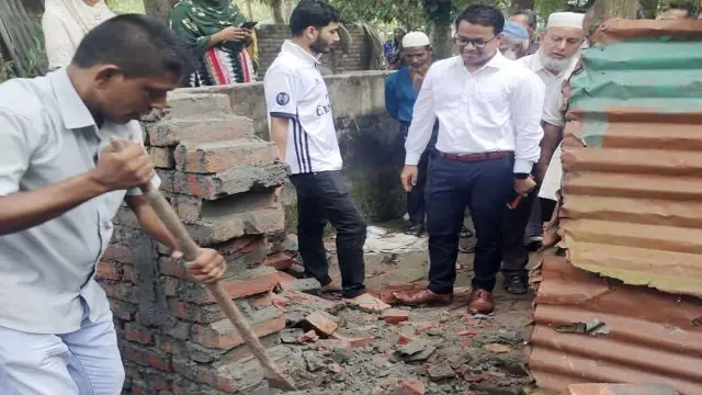রাস্তার মধ্যে নির্মানাধীন দেয়াল অপসারণ