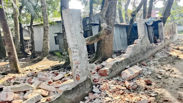 রাতের আঁধারে সীমানা  প্রাচীর গুড়িয়ে দেওয়ার   অভিযোগ