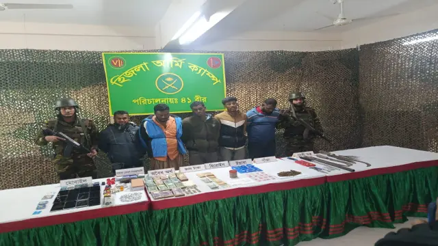 সেনাবাহিনীর অভিযানে অস্ত্র, টাকা ও মাদকসহ পাঁচজন আটক