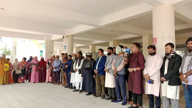 সহকারী শিক্ষকদের ১১তম গ্রেডসহ তিন দফা দাবিতে কর্মবিরতি ও অবস্থান কর্মসূচি পালন