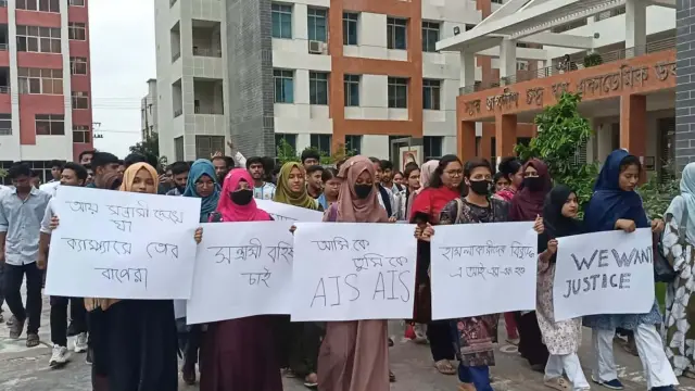 শিক্ষার্থীর ওপর হামলার প্রতিবাদে  সহপাঠীদের বিক্ষোভ, বিচারের দাবিতে ৭২ ঘণ্টার আলটিমেটাম