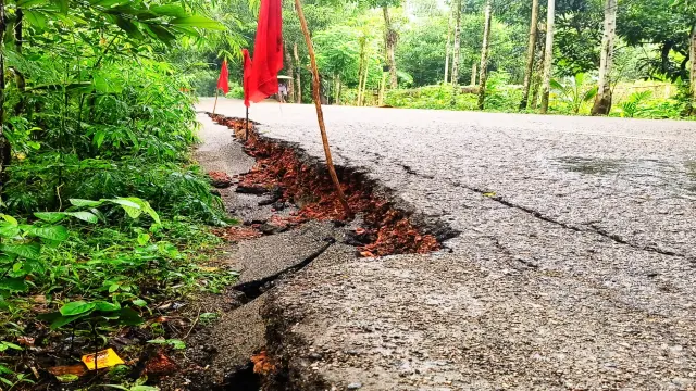 সপ্তাহব্যাপী প্রবল বর্ষণে বাবুগঞ্জে আঞ্চলিক সড়কে ধস, ফেরি রুটে যান চলাচলে বিঘ্ন