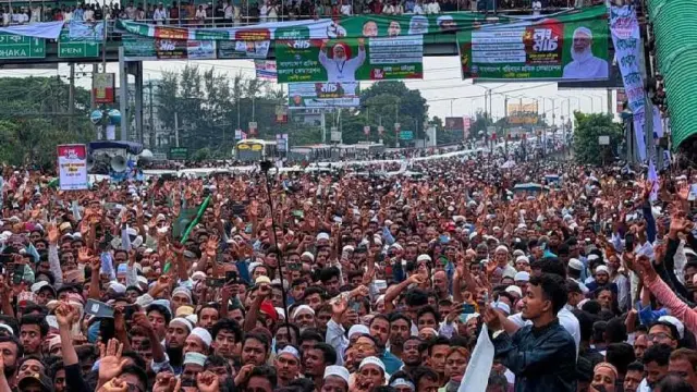 সরকার পতনের ডাক, গণতান্ত্রিক ব্যবস্থার সামনে কী চ্যালেঞ্জ?