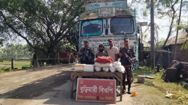 স্থলবন্দর বুড়িমারী চেকপোস্টে সীসা ঔষধসহ ভারতীয় ট্রাকচালক জব্দ
