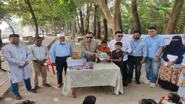 স্বেচ্ছাসেবী সংগঠন এসএনডিসি আয়োজনে সুবিধা বঞ্চিত শিশুদের হাতে শিক্ষা উপকরণ তুলে দিলেন সাবেক সচিব, শ্রম ও কর্মসংস্থান মন্ত্রণালয় এ এইচ এম সফিকুজ্জামান