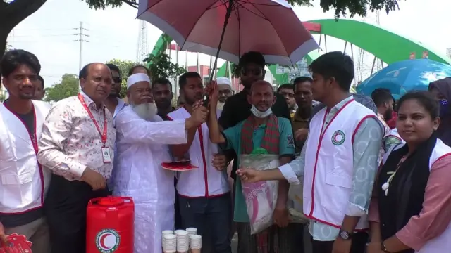 তীব্র তাপদাহ : গোপালগঞ্জে সাধারণ মানুষের মাঝে পানি, ছাতা ও পাখা বিতরণ