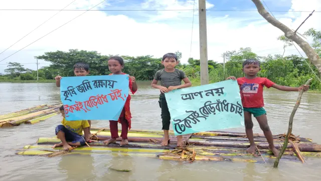 টেকসই বেড়িবাঁধের দাবীতে ভেলায় ভেসে সংবাদ সম্মেলন