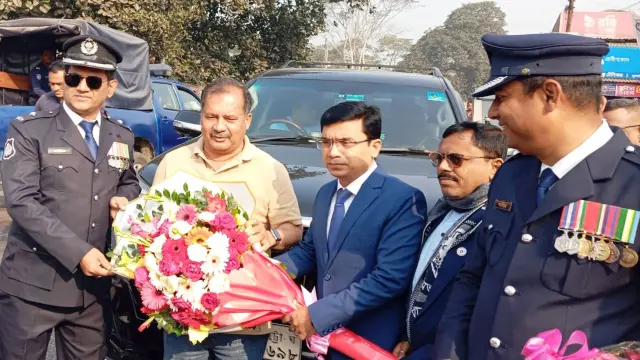 তথ্যমন্ত্রীকে ফুল দিয়ে বরন