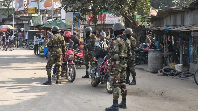 টুঙ্গিপাড়ায় সড়কে যৌথবাহিনী অভিযানে ৪৬ হাজার জরিমানা, একজনের কারাদন্ড