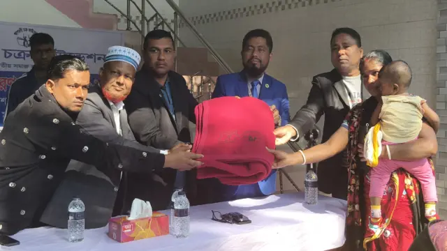 টুঙ্গিপাড়ায় শতাধিক দরিদ্র গ্রাহকের মাঝে শীতবস্ত্র বিতরণ