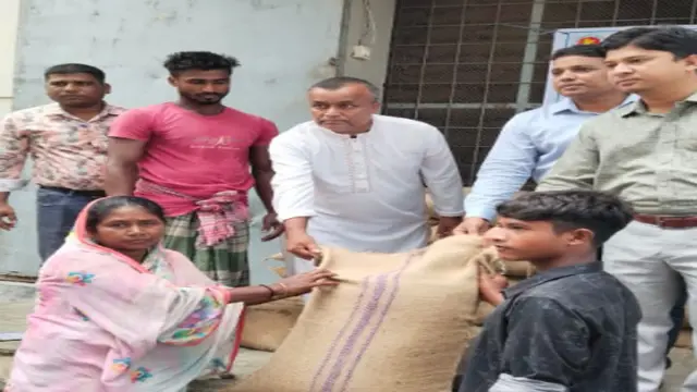টুঙ্গিপাড়ায় ৩০০ জেলে পরিবারের মাঝে সাড়ে ভিজিএফের চাল বিতরণ