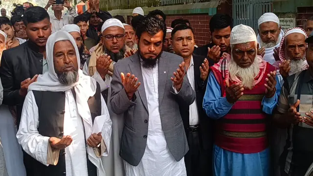 টুঙ্গিপাড়ায় আল্লামা শামসুল হক ফরিদপুরী ও বঙ্গবন্ধুর কবর জিয়ারতের মধ্য দিয়ে নির্বাচনী প্রচারনা শুরু করলেন গোপালগঞ্জ-০৩ আসনের স্বতন্ত্রপ্রার্থী