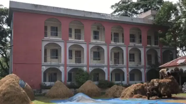 টুঙ্গিপাড়ায় বিদ্যালয়ের ফ্যান জানালা বিনামূল্যের বই ও খাতা বিক্রির অভিযোগ