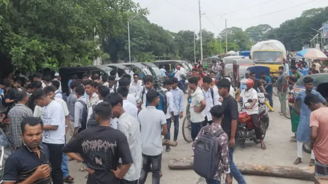 টুঙ্গিপাড়ায় এইচএসসি পরীক্ষা কেন্দ্র পরিবর্তনের দাবিতে শিক্ষার্থীদের মহাসড়ক অবরোধ