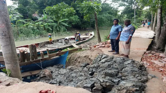 ভাঙা সড়ক মেরামতে এগিয়ে এলেন বিএনপি নেতা গোলাম মোস্তফা
