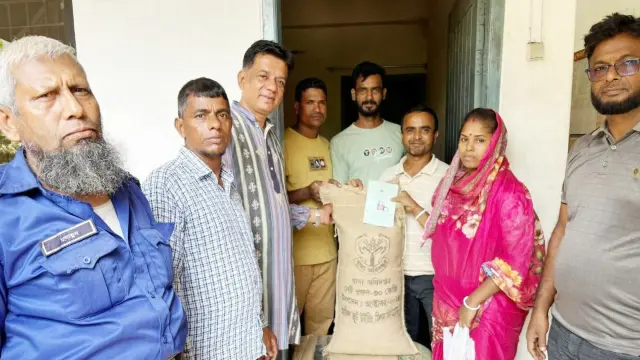 ভিডব্লিউবি কার্ডধারীরা পেলেন ৩০ কেজি চাল