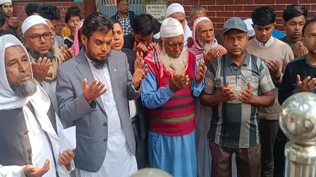 ভিতরে প্রবেশের অনুমতি না পেয়ে বাইরে দাঁড়িয়ে বঙ্গবন্ধুর কবর জিয়ারত করলেন গোপালগঞ্জ-০৩ আসনের স্বতন্ত্র প্রার্থী হাবিবুর