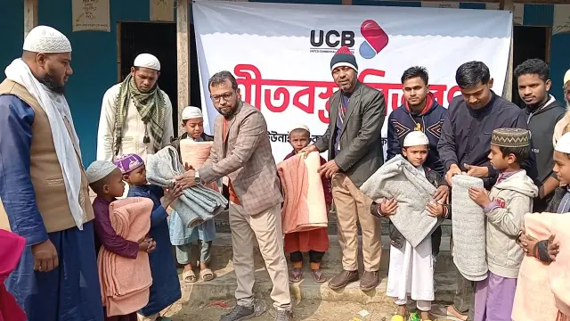 ভোলার চরফ্যাশনে হাড়কাঁপানো শীত  বেঁড়িবাধে দুস্থদের মাঝে শীতবস্ত্র বিতরণ