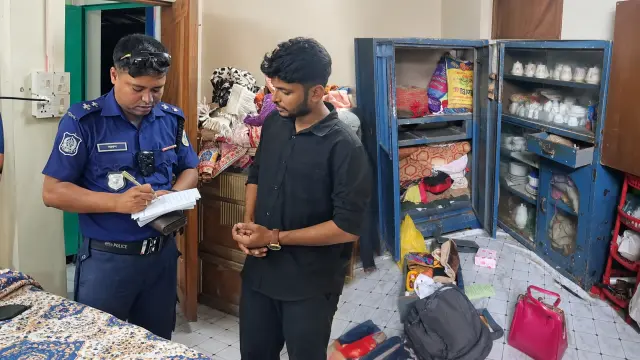 ভোলায় সাংবাদিকের বাসায় ফের চুরি    আলমারি-ওয়ারড্রব ভেঙে সাড়ে ৩ ভরি স্বর্ণ, নগদ ২২ হাজার টাকা ও মোবাইল চুরি