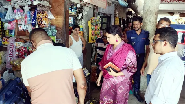 ভ্রাম্যমান আদালতে  পলিথিন ব্যবসায়ীদের  জরিমানা