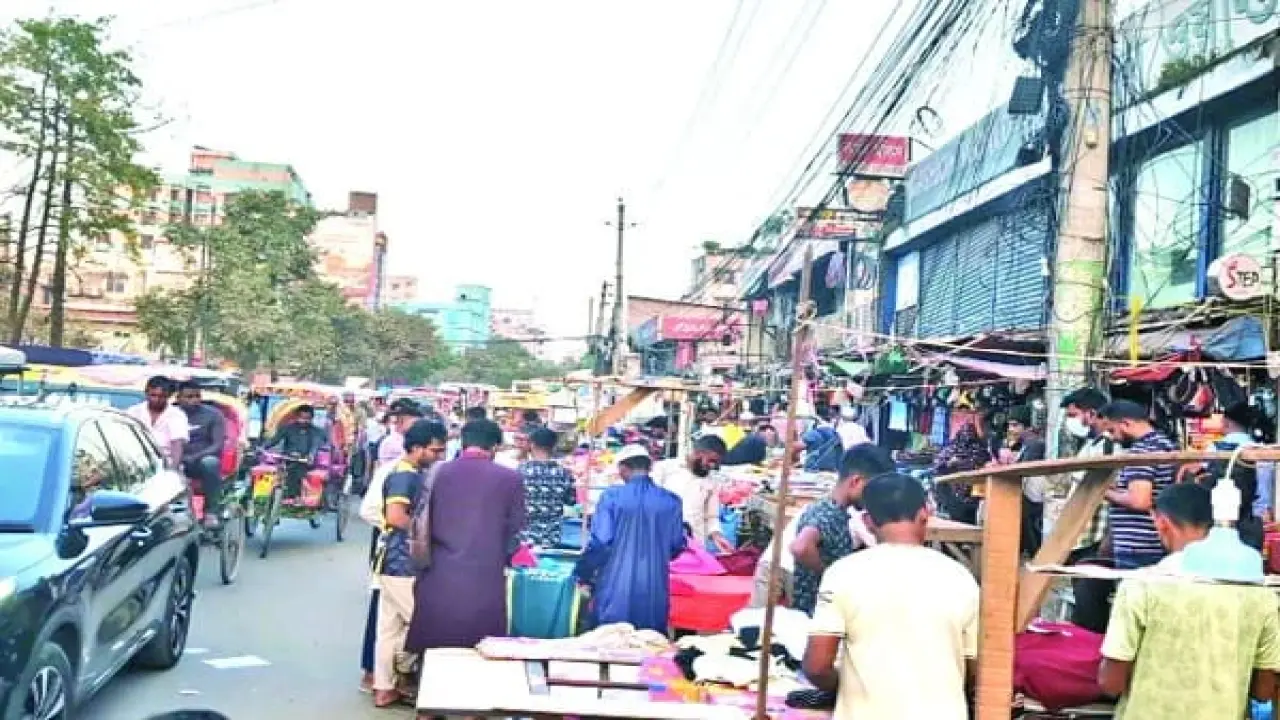 ১০০ ফিট সড়কে দখলদারদের রাজত্ব, অসহায় পথচারী