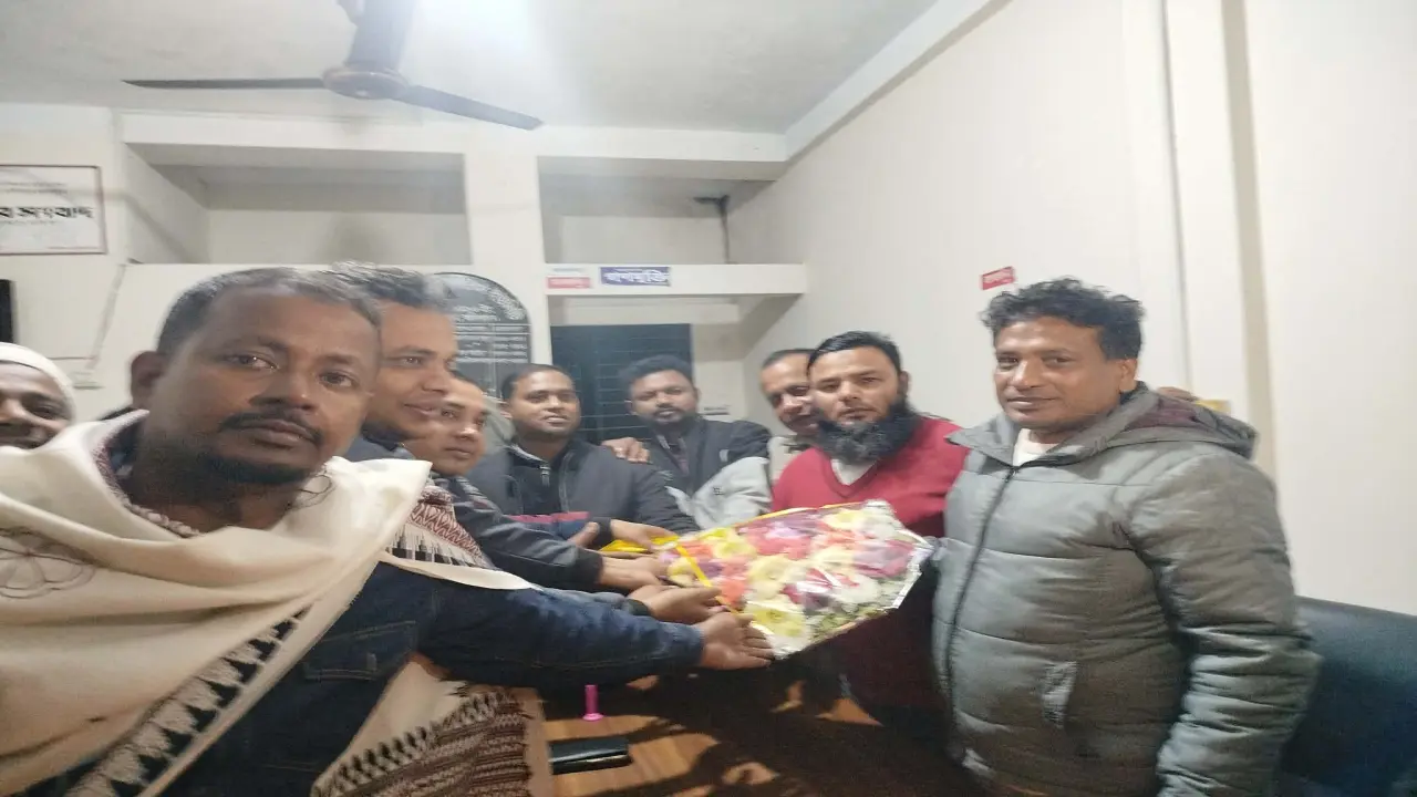 ১৯৯৯ ব্যাজের পক্ষ থেকে আগৈলঝাড়া রিপোর্টার্স ইউনিটিকে সংবর্ধনা