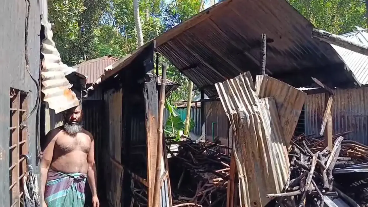 “আগুনে পুড়ে গেলো গরীবের স্বপ্ন”