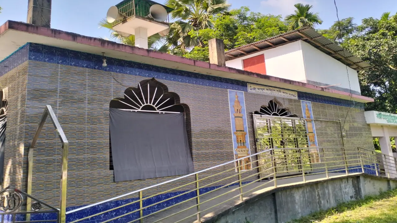 আজানের মধ্যেই   ইমামের টাকা নিয়ে   গেল চোর